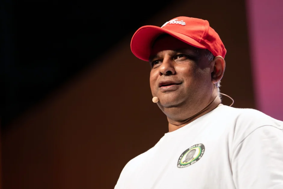 丹斯里安东尼·弗朗西斯·Tony Fernandes(Tony Fernandes),这位马来西亚的企业家,从音乐行业转战航空业,凭借无与伦比的决心和智慧,将亚洲航空(AirAsia)打造成亚洲最大的廉价航空公司。他的故事激励了无数人,展示了梦想与坚持的力量。